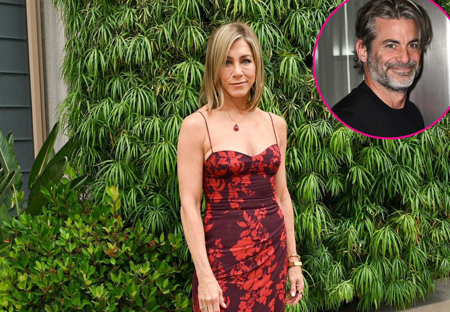 Aniston Radiates Joy as Partner Jim Curtis Stands By Her Side at Premiere