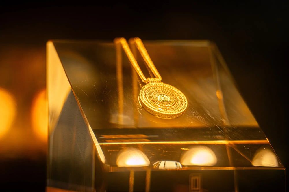 Chinese Gold Jewelry Brands Spark Investor Frenzy Fueled by Heritage Craftsmanship