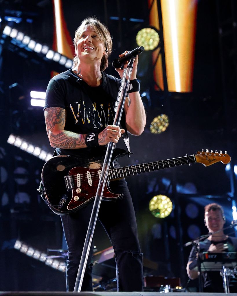 Keith Urban Returns to Stage Amidst Nicole Kidman Divorce Filing