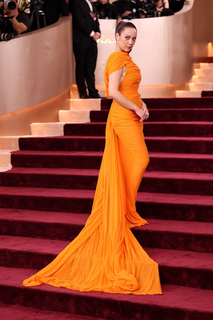 Laufey Gently Corrects Golden Globes Photographers' Identity Mix-Up